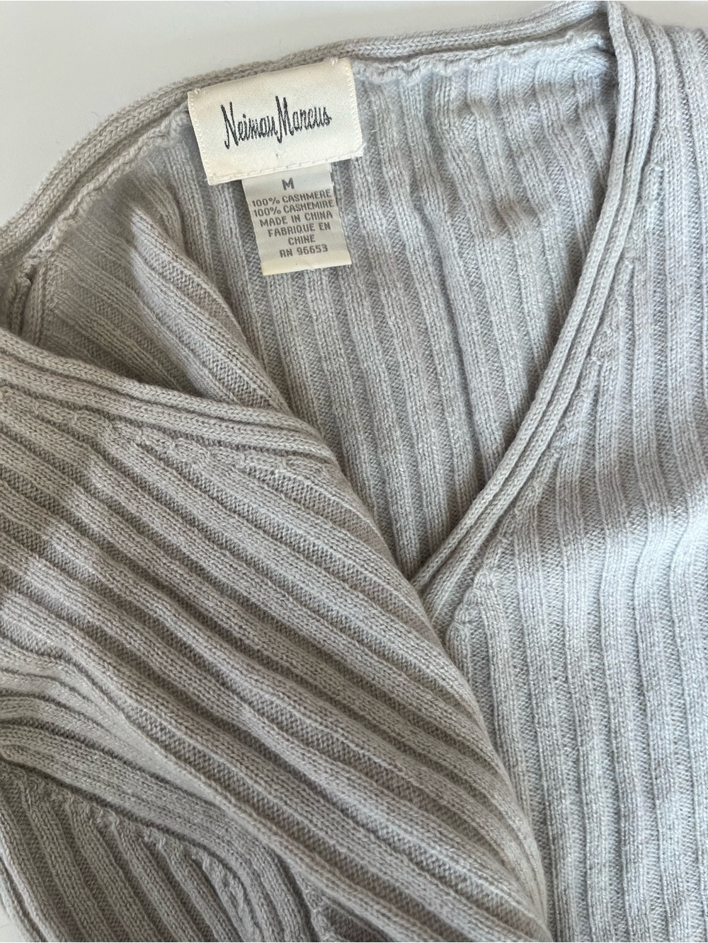 Neiman Marcus 100% Cashmere Gray Rib Knit V-Neck Sweater M